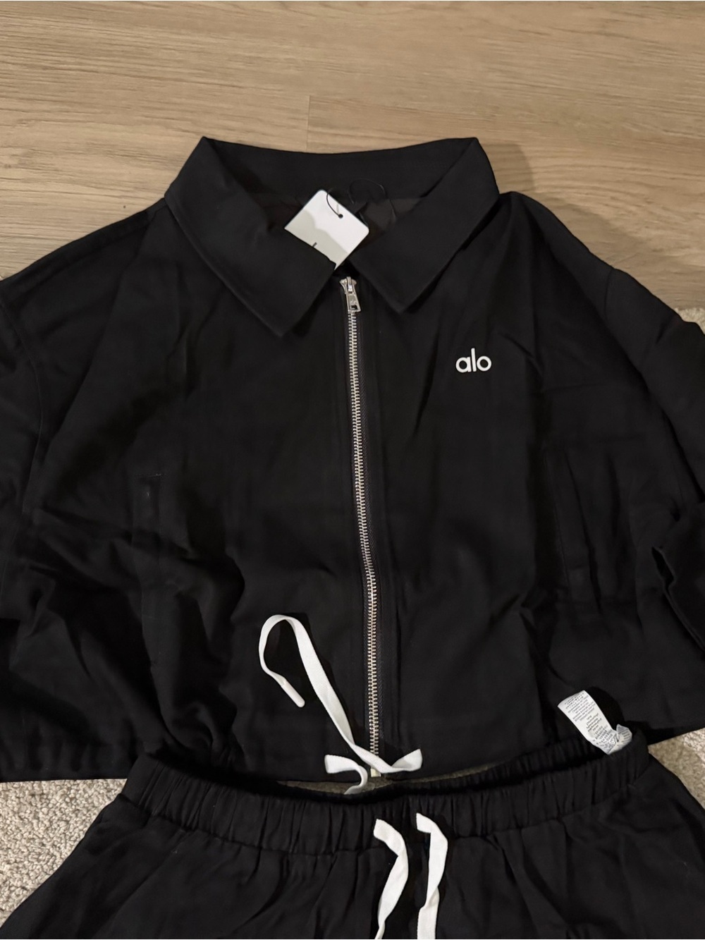 ALO Yoga Black Skirt Set with White Tank and Drawstrings - Picture 5 of 5